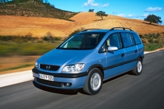 Opel Zafira A (1999 – 2005), první kompaktní MPV značky, vycházel z Astry G a byl uveden s motory 1.6i/74 kW, 1.8i/85 kW a 2.0 DI/60 kW (později 2.0 DTI/74 kW); vyráběl se také jako Subaru Traviq (v Thajsku)