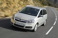 Opel Zafira B (2005 – 2011) následoval po 1,4 milionu vozů první generace; od uvedení s motory 1.6i TwinPort/77 kW, 1.8i/103 kW, 2.0i/110 kW a 2.0 Turbo/147 kW, resp. vznětovými 1.9 CDTI ve verzích 74, 88 a 110 kW