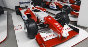 Toyota TF 102/04, s níž debutovali a získali první body v MS formule 1 (Mika Salo šestý v Austrálii  a Brazílii 2002); motor 3.0 V10