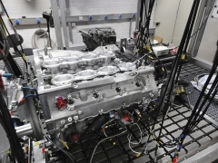 Motor F1 na zkušebně hydraulických systémů