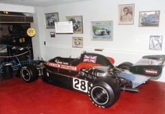 Expozice v muzeu v Doningtonu, na stěnách obrázky Rogera Williamsona, dole vůz Wheatcroft R26 Hart formule 2 pro Boba Evanse (1977)