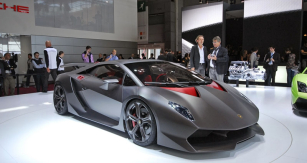 Lamborghini Sesto Elemento při premiéře na Pařížském autosalonu 2010