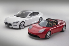 Model S a Roadster,  který vznikl ve 2400 exemplářích