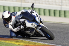 BMW HP 4  hlásí příbuznost  k závodním strojům  bavorské značky  nejen designem