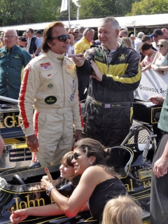 Emerson Fittipaldi s rodinou, vpravo Dan Collins (jezdec Lotusu 88B)