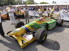 Alex Brundle s vozem Benetton B192 Ford, který jeho otec Martin řídil v MS 1992