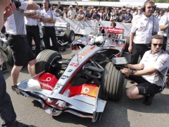 Nadějný Kevin Magnussen za volantem McLarenu MP4/23 Mercedes V8 (2008)