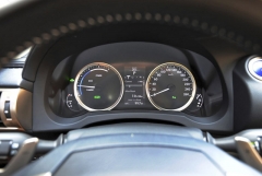 Na přístrojovém štítu je vlevo ukazatel hospodaření s energií během jízdy