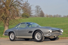 ASTON MARTIN DB4 GT Bertone Jet (1960) Nejslavnější automobil Bertone na základě typu DB4 GT, posledním vyrobeném (číslo chassis 0201L), se představil na Ženevském autosalonu 1961 s karoserií podle návrhu mladého Giorgetta Giugiara. Se šestiválcem 3670 cm3, vyladěným na 222 kW (302 k)/6000 min‑1, zrychluje na sto do šesti sekund a dosahuje největší rychlosti 225 km/h. Prošel rukama několika majitelů, po kompletní renovaci byl vydražen letos v květnu za rekordních 3,2 milionu liber na aukci Bonhams v Newport Pagnellu...