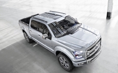 Ford Atlas Concept má klasické, ale osobité linie s nápadně ostře řezanými rysy