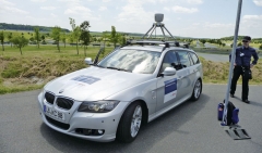Okolí vozidla sledují u automatizovaného řízení téměř sériové radarové a kamerové systémy; laserový scanner na střešním nosiči není k samotné funkci zapotřebí, slouží pouze k ověřování získávaných dat během jízdních zkoušek