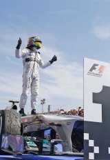 Lewis Hamilton (Mercedes-AMG W04) zopakoval loňské vítězství...