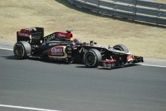 Kimi Räikkönen (Lotus E21 Renault) se většinou bije jako lev...