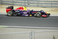 Red Bull RB9, motor Renault RS27; šéf týmu Christian Horner (GB). Jezdci Sebastian Vettel (D), Mark Webber (AUS)