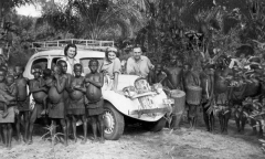Škoda Rapid s posádkou a domorodci v deštném pralese Ituri v Kongu (1947)