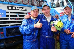 Vítězný Dmitrij Sotnikov uprostřed, Anderj Šibalov, druhý v pořadí vlevo a vpravo Robert Amaty z jeho posádky, Co myslíte,  že pijí na oslavu? No přeci Red Bull!