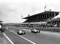 GP Francie 1938 – další trojnásobné vítězství pro vozy Mercedes-Benz W 154. Vítěz Manfred von Brauchitsch (st. č. 26) – na levé straně obrázku, vedle něj je Rudolf Caracciola (st. č. 24) a v pozadí Hermann Lang (st. č. 28).