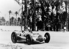 První trojnásobné vítězství pro W 154  – GP Tripolis na okruhu Mellaha 1938, vítěz Hermann Lang, druhý von Brauchitsch  a třetí Caracciola.