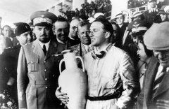Po vítězství na Mellaze v roce 1938 převzal Hermann Lang trofej přímo z rukou generálního guvernéra italské Lybie maršála letectva Itala Balba.