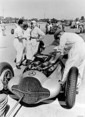 Oprava Caracciolova Mercedesu W 154 při závodě GP Tripolis 1938.