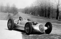 Konstruktér Rudolf Uhlenhaut za volantem novoučkého W 154 na prvních testech v Monze v roce 1938.