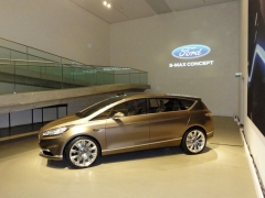 Ford S-Max Concept se představil v muzeu moderního umění Langen Foundation v německém Neussu