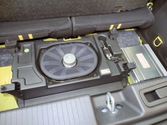 Pod podlahou zavazadlového prostoru je jeden z reproduktorů audiosoustavy; místo náhradního kola má vůz soupravu na opravy
