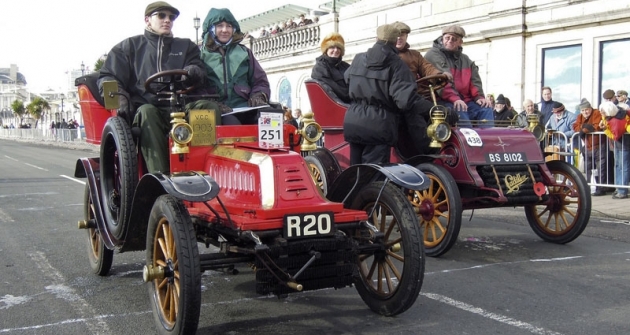 Cíl na nábřeží Madeira Drive, vpředu De Dion-Bouton, jednoválec 6 HP z roku 1903, za ním jeden z prvních automobilů Cadillac