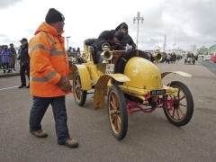 Dvousedadlový Deauville, poháněný motorem De Dion-Bouton, pochází z roku 1900