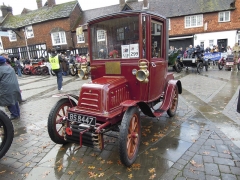 Georges Richard 10 HP s kapalinou chlazeným dvouválcem z roku 1903 na náměstí v Crawley