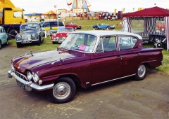 Ford Consul Classic s negativně skloněným zadním oknem