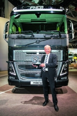 Nové Volvo FH získalo prestižní ocenění Truck of the Year 2014, trofej drží v rukou prezident společnosti Volvo Trucks pan Claes Nilsson.