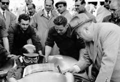 Poslední instrukce před startem GP Reims 1954 Juanu Manueli Fangiovi.