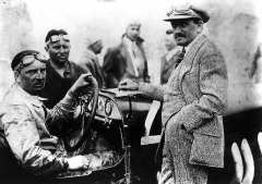 Svoji kariéru v automobilovém sportu začínal Alfred Neubauer jako závodník, jedna z mála fotografií z tohoto období jej zachycuje za volantem červeného (!) Mercedesu v roce 1924 na startu veleznámého klání Targa Florio (v obleku stojí u vozu Ferdinand Porsche).