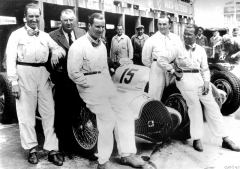 Grand Prix Francie 1955, zleva ředitel Rudolf Uhlenhaut, světový šampión Juan Mauel Fangio, Pierro Taruffi, Stirling Moss, Karl Kling a legendární „tlouštík“ Alfred Neubauer.