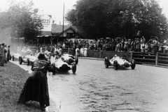 21. 8. 1938 Velká cena Švýcarska, okruh v Bernu. Mercedesy W 154 šly okamžitě po startu do čela a pak již jen navzdory dešti k vítěznému triple:  1. Caracciola, 2. Seaman, 3. Von Brauchitsch.