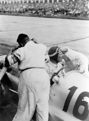 GP Německa 1938 – vítěz Richard Seaman mění kola a doplňuje palivo v boxech do svého W 154.