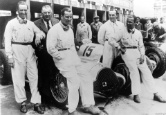 24. 7. 1938 – Velká cena Německa – hoši, co udělali závod – zleva: Manfred von Brauchitsch, Alfred Neubauer, Richard Seaman, Hermann Lang a Rudolf Caracciola.