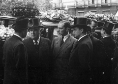 Pohřeb Richarda Seamana, Alfred Neubauer a Rudolf Caracciola (vpravo) v cylindrech.