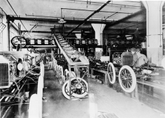 Zahájení pásové výroby u Fordu