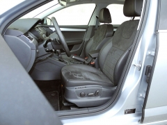 Anatomicky tvarovaná přední sedadla jsou všestranně elektricky nastavitelná, řidičovo s pamětí tří kombinací poloh; páčkami vlevo pod volantem se ovládají světlomety a tempomat
