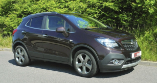 Opel Mokka má, až na menší světlou výšku a přední nájezdový úhel, vnější znaky SUV včetně celoobvodové plastové ochrany spodní části karoserie