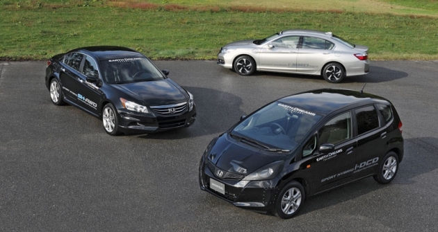 Tři druhy hybridního pohonu pro automobily Honda, vpředu nový Fit/Jazz i-DCD, za ním vlevo SH-AWD s pohonem všech kol a vpravo i-MMD pro Accord (alternativně Plug-In)