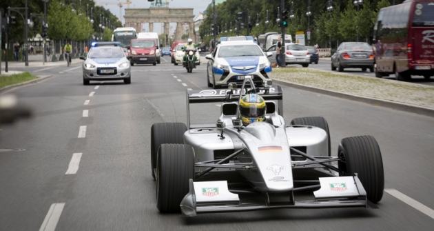 Lucas Di Grassi při ukázkové jízdě v Berlíně