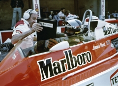 Teddy Mayer a James Hunt sledují dosažené časy (Monza 1977)