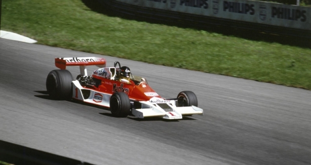 Za volantem vozu  McLaren M26 Ford na Monze 1977, kde odpadl po poruše brzd...