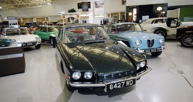 Prototypy turbínových vozů Rover, vlevo sedan T4 s výkonem 103 kW (140 k) a předním pohonem z roku 1961 (jeho tvary předurčily Rover 2000, Vůz roku 1963); vpravo kupé T3 s turbínou 81 kW (110 k) vzadu a pohonem všech kol (1956)