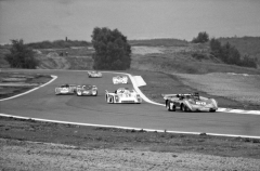 Vozy divize 2 na trati, skupinu vede Manfred Annspann (Lola T296 BMW) před Horstem Deutschem (TOJ SC206 BMW) a Dieterem Rieglem (Lola T296 BMW)