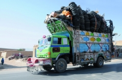  Typicky naložený valník – to je Afganistan. 