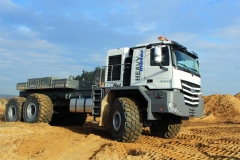 Supertěžké nákladní vozidlo vlastní konstrukce pro využití v dolech a na ropných nalezištích.